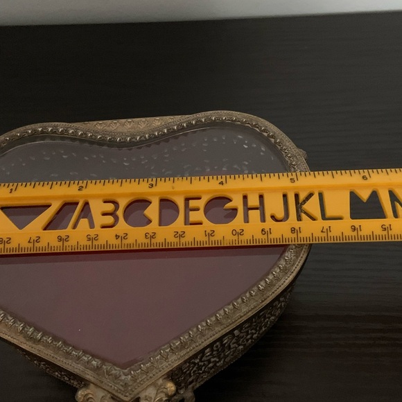 Heart Shaped Ormolu Filigree Jewelry /Vanity Box with Cherub Feet - Picture 4 of 7